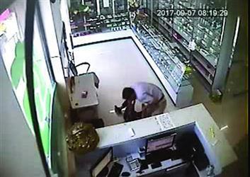 为救人压断老人12根肋骨遭3次起诉 当事人：不堪其扰 经营的药店也关门了