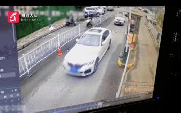 女車主跟車過桿遭當(dāng)頭一棒 怒討說法