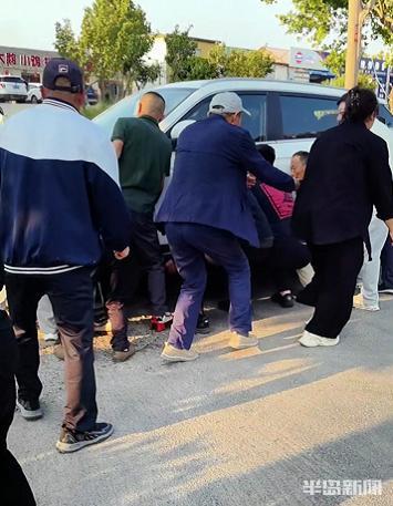 男子被卷入車底 眾人抬車救人 危急時刻顯真情