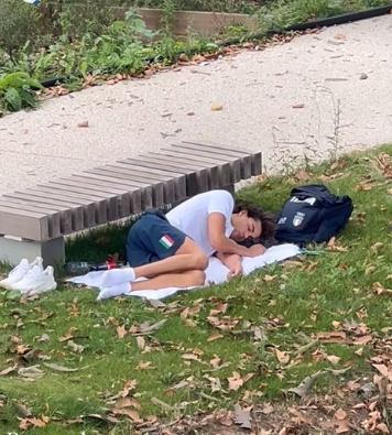 意大利冠军嫌宿舍太热在公园草地上睡觉