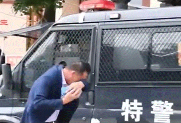 高考考场外，崩溃大哭的爸爸…