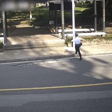 “別動(dòng)”！民警沖進(jìn)水田追捕嫌疑人 保住了市民的錢財(cái)