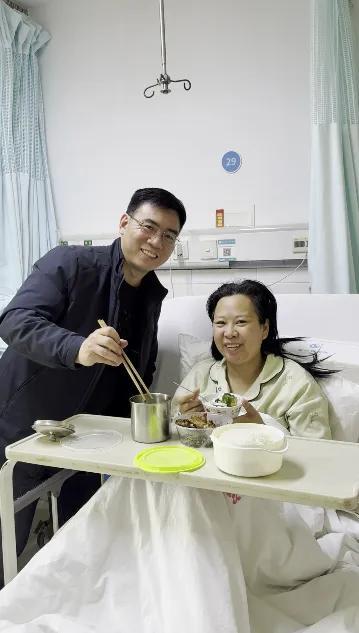 男子停车救人发现是自己老婆 巧合中的温暖救援