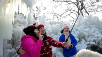 Frozen waterfalls draw visitors in northeast Chin