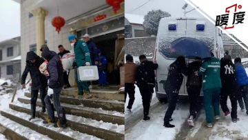 雪天七旬老人摔骨折救护车无法通行 村民帮医护抬担架还推车除雪