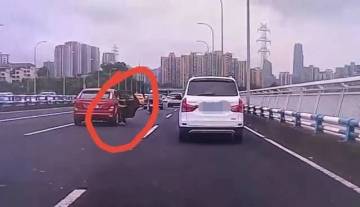 重庆14岁男孩桥上跳车后跳江目前正在搜救中