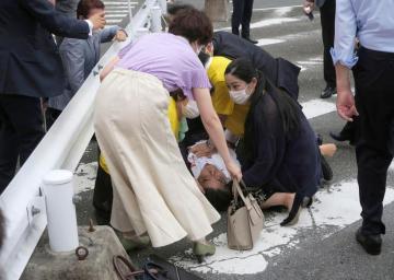 日本前首相安倍晋三街头演讲时遭枪击生命垂危