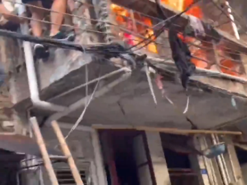肇庆一民居着火老人被困阳台 邻居架梯子成功救援