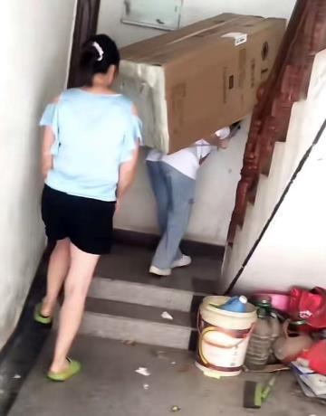 20岁女孩帮残疾父亲送货六年 能背起百余斤的冰箱爬楼梯