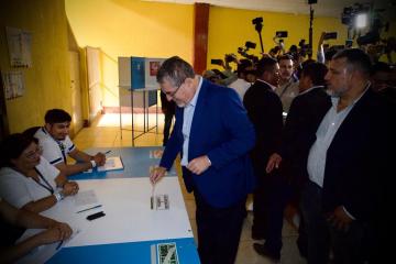 阿雷瓦洛宣布赢得危地马拉总统选举