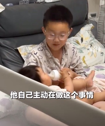 有爱的画面！10岁哥哥熟练为妹妹泡奶粉