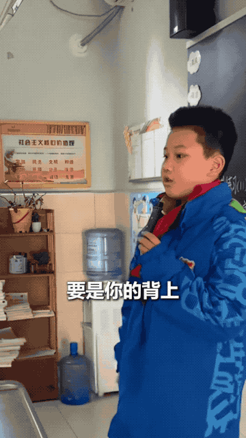 校服被寫侮辱文字，9歲男孩勇敢發(fā)聲！