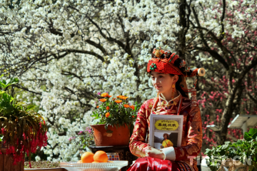 四川丹巴：多彩的春日藏寨