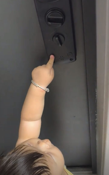 一回头孩子自己开门跑了？萌娃演示自己在家如何开门