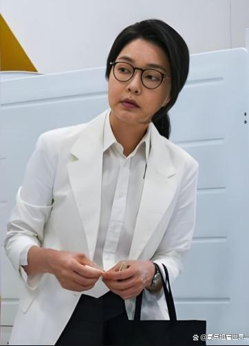 尹锡悦夫妇罕见露面 低调投票显压力