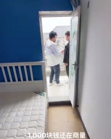 仨小伙为省钱租1间房：不同时间睡