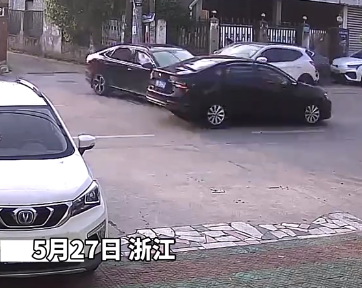 这算谁的责任？！监控拍下三辆车交叉撞在一起