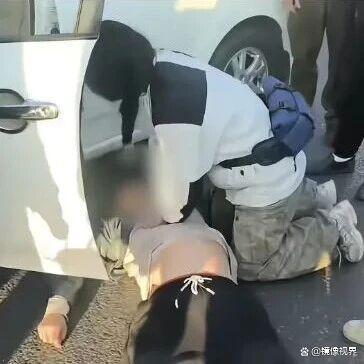 男子昏倒车内三女子跪地急救 见义勇为引关注