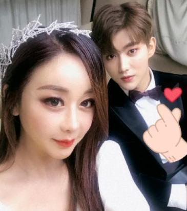 咸素媛晒与小18岁老公陈华热吻照 发誓要守护家庭