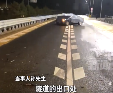男子开车经过铺满颗粒物路面失控打滑 转了好几圈才停下