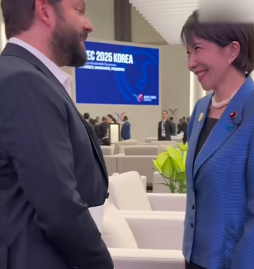 高市早苗APEC外交名场面 主动搂肩交谈引发关注