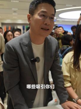 卢伟冰现身北京小米之家为小米 17 首批用户交付新机
