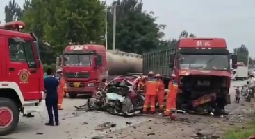 河北邢台发生一起车祸 事发监控显示，两车迎面相撞，货车将轿车顶出去数米远