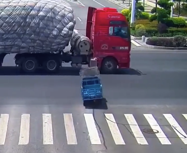 老人骑三轮闯红灯突遇大货车险被卷入车底及孙颖莎用汗水把CHINA印在球场上 网友