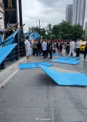 重慶解放碑附近腳手架坍塌 2人受傷