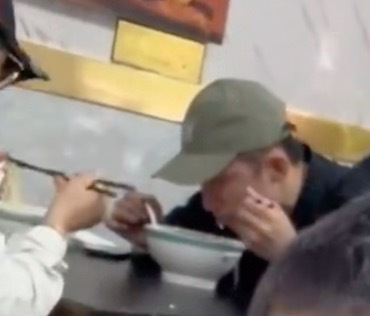 黄景瑜陪爸妈吃饭 被粉丝调侃“妈宝男式假期”  2025年11月12日至13日，黄景瑜利用新剧《赢风》开拍前的私人时间返回丹东老家，全程陪同父母活动。12日一家三口前往丹东大孤山景区，在1300年树龄的银杏古树下庄重祈福，期间黄景瑜主动搀扶险些摔倒的路人，并弯腰配合当地阿姨团合影。当晚选择本地高端海鲜火锅店共进晚餐，路人拍摄画面显示他与父母互动自然，父亲揣兜姿势与他如出一辙，凸显家庭基因相似性。