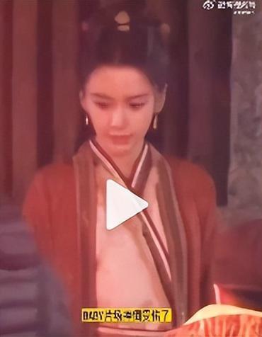 Angelababy杨颖片场意外摔倒受伤被夸敬业，网友热评：这么大的事通知联合国了吗？