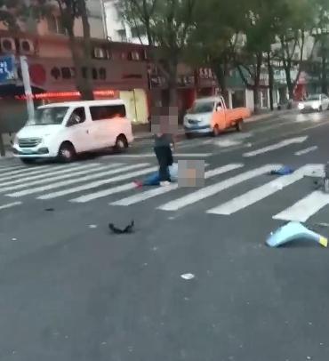 浙江一轿车撞树后自燃 司机身亡