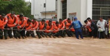 感动！武警官兵用身体挡住洪水保护群众