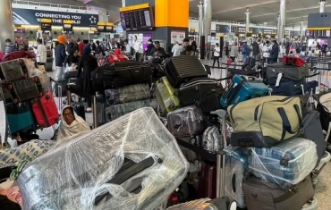 英國最大機場陷入混亂：行李堆積 旅客打地鋪