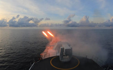 海军某支队舰艇进行实射火箭深弹等训练