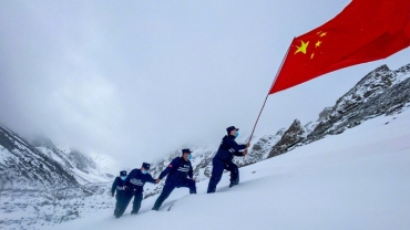 民警在海拔2800多米边关踏雪巡逻