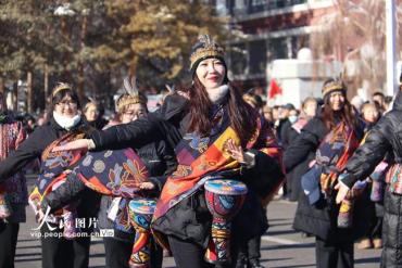 新疆阿勒泰：雪都社火闹新春