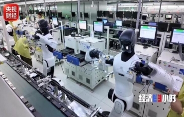 迈入工作一线，人形机器人成“明星员工”