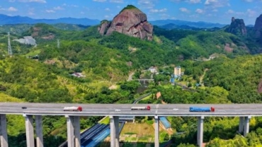 江西会昌：银龙穿翠 路畅景美