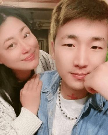 后来,李菁菁与演员王颢森结合,对方比她小15岁,这段婚姻