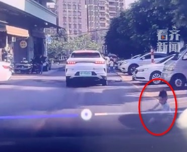 孩子騎車突然出現(xiàn)幸好司機反應(yīng)快 網(wǎng)友：看視頻我都沒反應(yīng)過來竟然剎住了