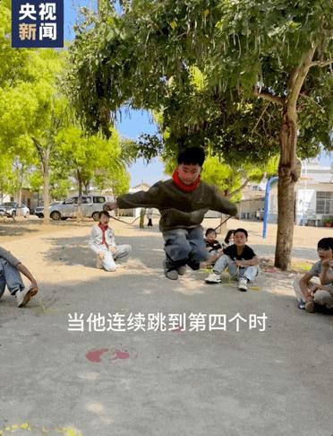 当跳绳慢的学生遇上耐心的老师 教育最动人的模样