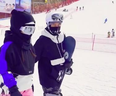 李小璐和已婚男主持滑雪 一路说笑被吐槽关系亲密