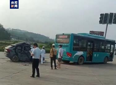 廣西鹿寨縣發生一起交通事故 造成3人死亡