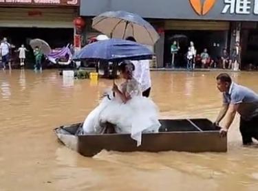 桂林新娘洪水中坐消防车出嫁