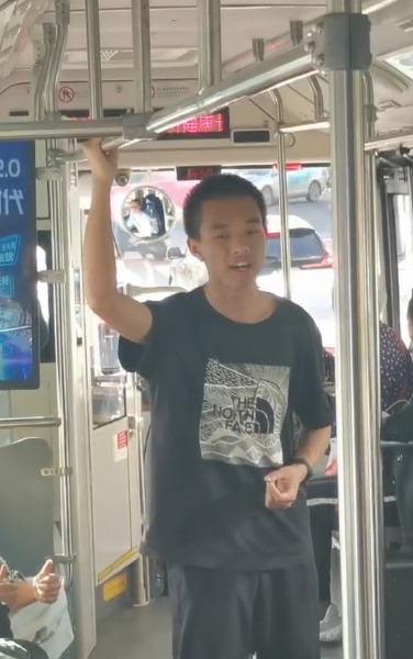 内向男生为了克服口吃 在公交车上演讲震撼网友：他太勇敢了