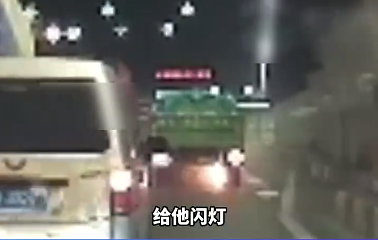 渣土车起火 司机鸣笛提醒拿着灭火器冲上前去