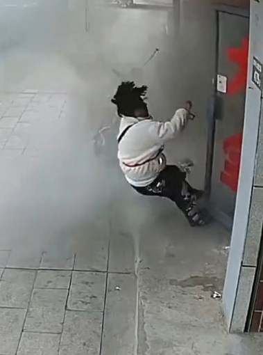 男子提醒店铺冒烟被炸倒，当事人谈提醒着火被炸飞！