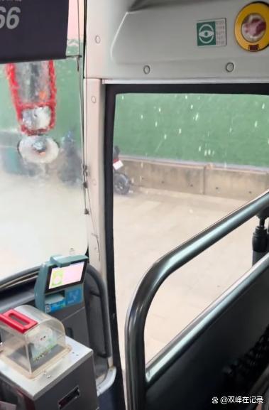 廣州突降雞蛋大小冰雹 汽車砸出坑