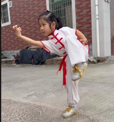 5岁萌娃打拳尽显一代宗师范儿 中国功夫的未来之星